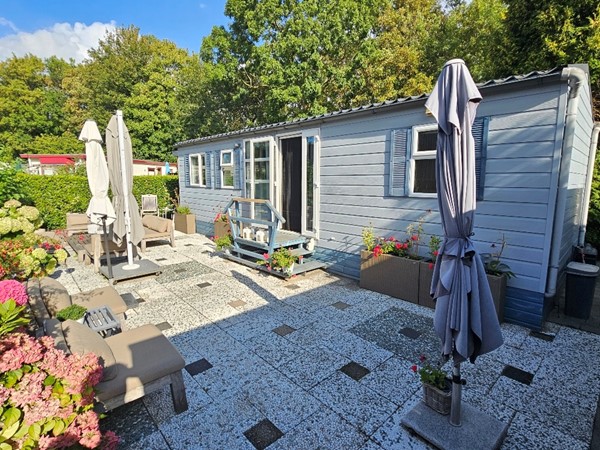 Verkocht onder voorbehoud: Uniek! Deze keurige stacaravan gelegen op een mooie kavel op Recreatiepark de Oude Maas, nabij de rivier. Altijd een vakantiegevoel, midden in de natuur en toch in de randstad.